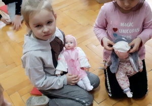Nikola i Lenka bawią się lalkami.